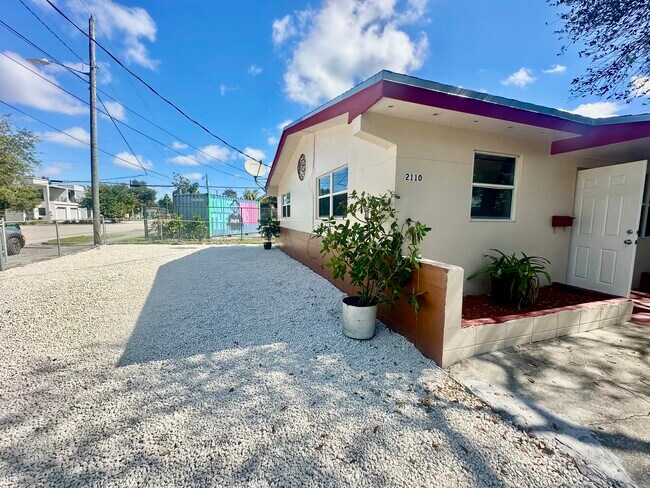 2110 Washington Ave, Unit 2110 in Opa Locka, FL - Foto de edificio - Building Photo