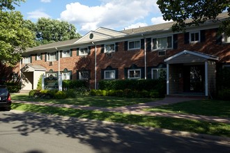 Fairfield Manor in West Babylon, NY - Building Photo - Building Photo