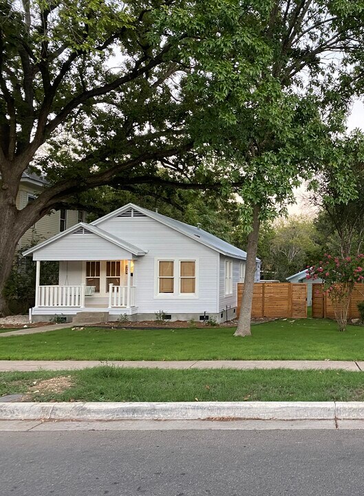 831 W San Antonio St in San Marcos, TX - Building Photo