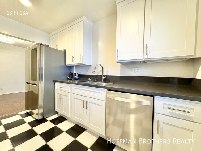 8231 De Longpre Ave in West Hollywood, CA - Foto de edificio - Building Photo