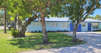 906 Greenbriar Dr in Lake Park, FL - Building Photo