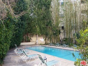 570 N Rossmore Ave in Los Angeles, CA - Foto de edificio - Building Photo