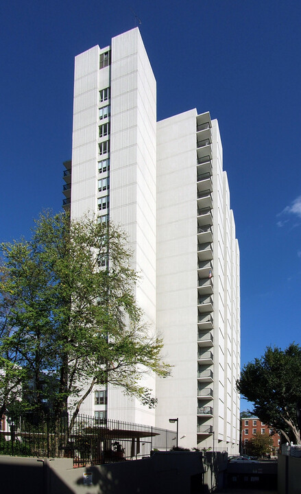 Casa Farnese Apartments in Philadelphia, PA - Building Photo