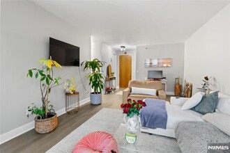 100 Carlyle Dr-Unit -2GS in Cliffside Park, NJ - Building Photo - Building Photo