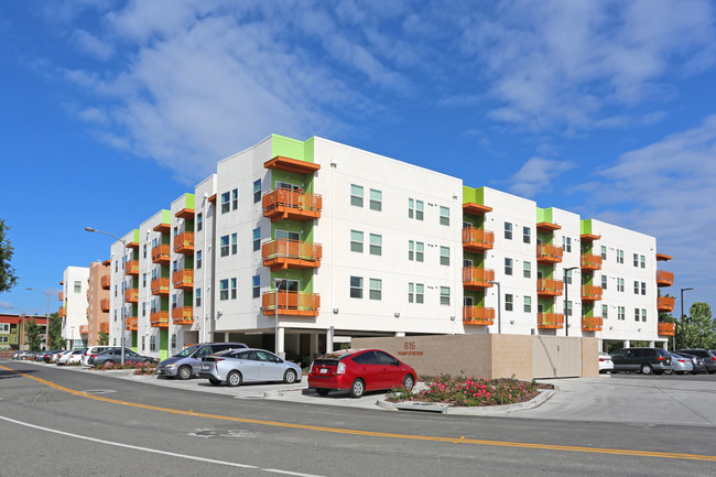 West Gateway Place in West Sacramento, CA - Foto de edificio - Building Photo