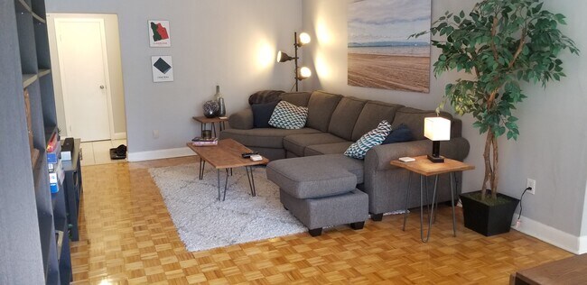 2196 Lakeshore Rd in Burlington, ON - Building Photo - Building Photo