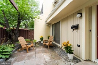2221 Southgate Square in Reston, VA - Building Photo - Building Photo