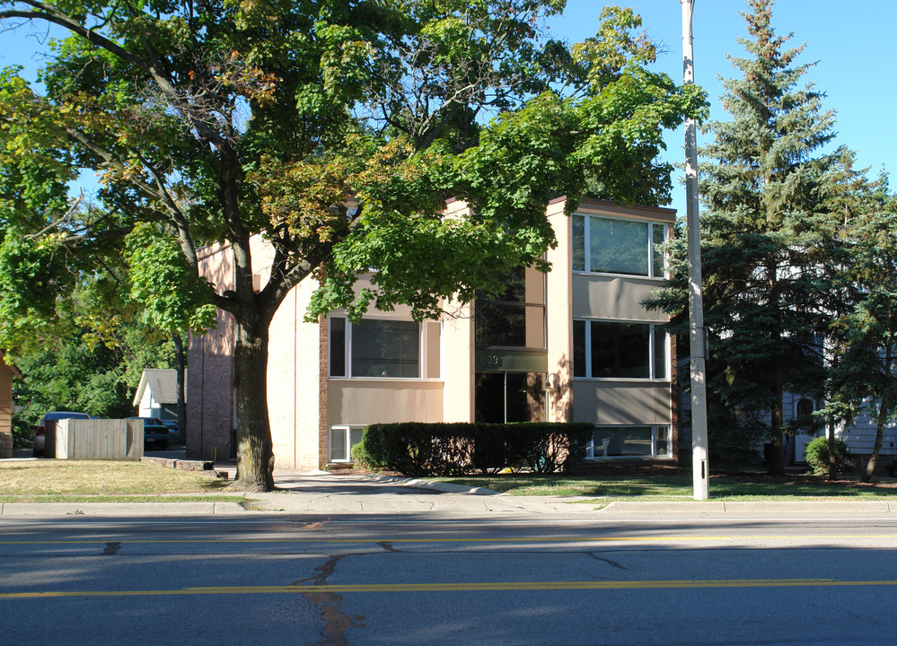 609 W Grand River Ave in East Lansing, MI - Building Photo