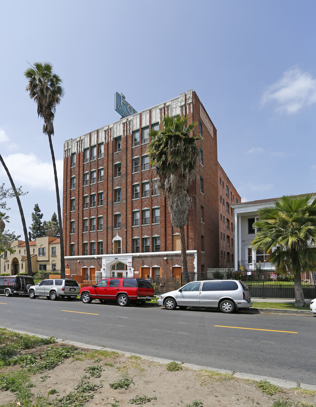 Fox Normandie Apartments in Los Angeles, CA - Foto de edificio - Building Photo