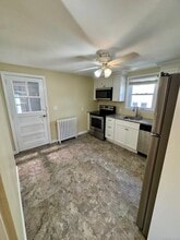 56 Allen St in Windsor, CT - Building Photo - Building Photo