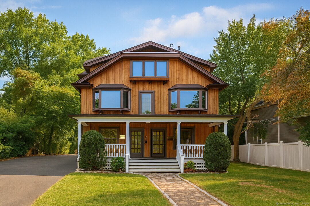 33 Douglas Ave in Stamford, CT - Building Photo