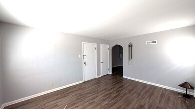 5825 Sunshine Dr, Unit 1E in St. Louis, MO - Building Photo - Building Photo