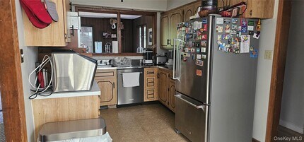 9 Cherry Hill Ln in Deer Park, NY - Building Photo - Building Photo