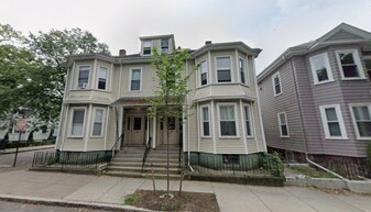 214 Freeman St, Unit 1 in Brookline, MA - Building Photo