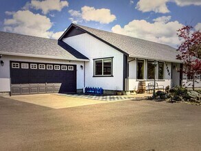 3699 Ave G in White City, OR - Building Photo - Building Photo