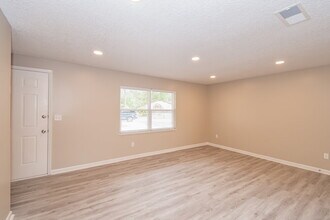 4219 Pointe Haven Dr S in Jacksonville, FL - Foto de edificio - Building Photo