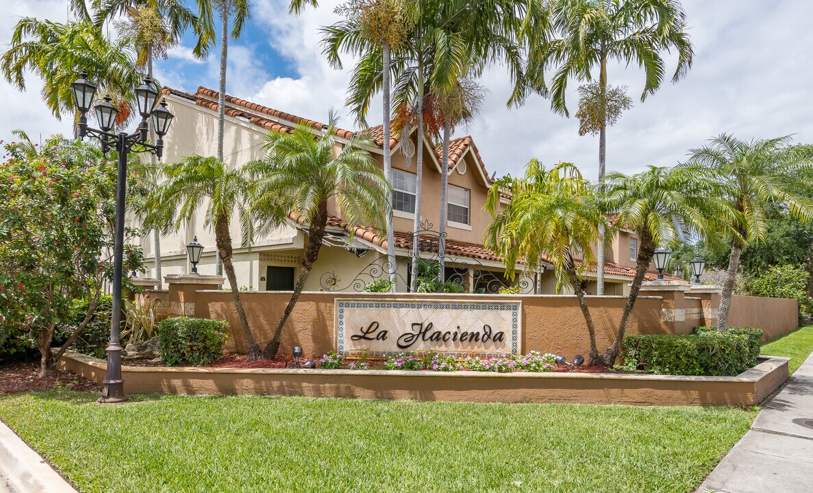 18626 NW 68th Ave in Hialeah, FL - Building Photo
