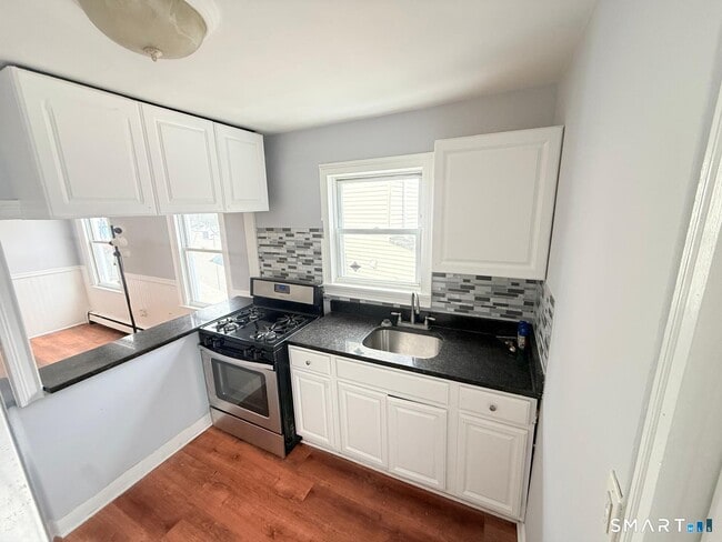 240 Wood Ave in Bridgeport, CT - Building Photo - Building Photo