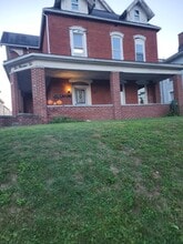 210 S 3rd St, Unit #1 in Coshocton, OH - Foto de edificio - Building Photo