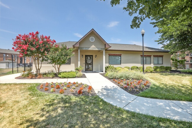 Tuscany Gardens Apartments in Woodlawn, MD - Foto de edificio - Building Photo