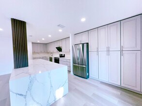 549 Racquet Club Rd in Weston, FL - Building Photo - Building Photo
