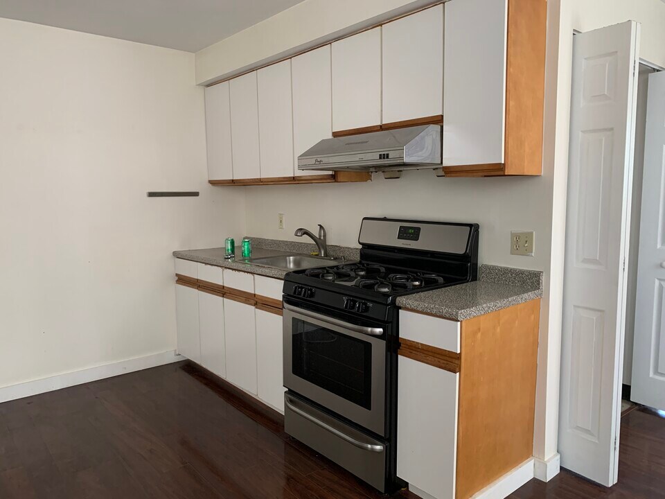 222 N 9th St in Philadelphia, PA - Building Photo