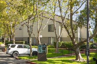 Heritage Oaks Apartments in Carmichael, CA - Building Photo - Building Photo