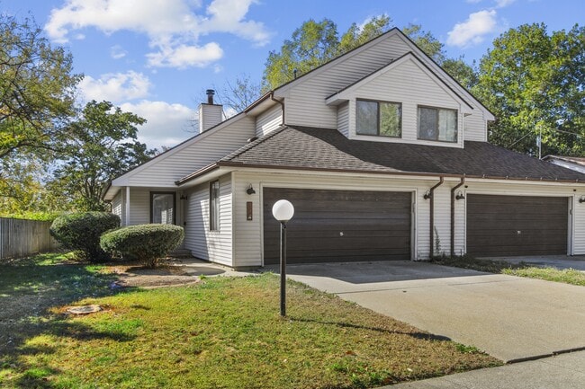 505 Clearwater Dr in Champaign, IL - Building Photo - Building Photo