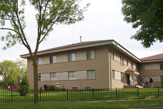 Carmen Court Apartments in Milwaukee, WI - Building Photo - Building Photo