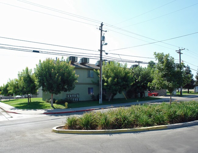 13521 E Cypress Ave in Parlier, CA - Foto de edificio - Building Photo