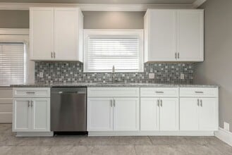 2144 Lakeside Dr in Louisville, KY - Building Photo - Building Photo