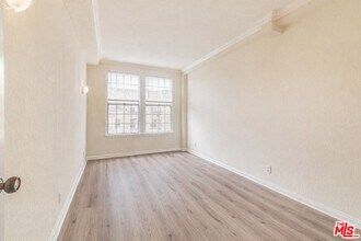 5640 Franklin Ave in Los Angeles, CA - Foto de edificio - Building Photo