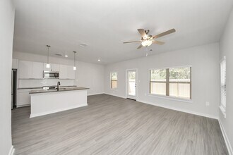 7711 Longmire Rd in Conroe, TX - Building Photo - Building Photo