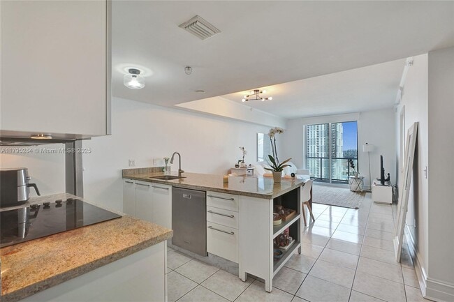 185 SW 7th St in Miami, FL - Building Photo - Building Photo