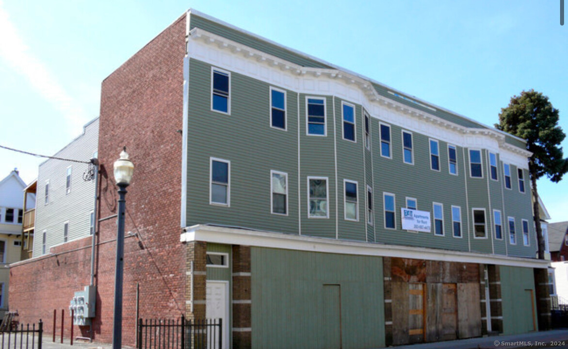 1406 Stratford Ave in Bridgeport, CT - Building Photo