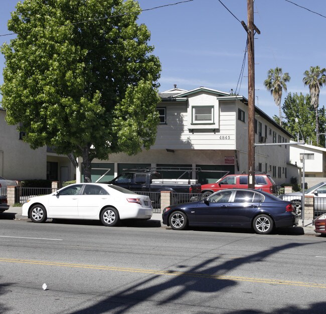 4845 Coldwater Canyon Ave in Sherman Oaks, CA - Foto de edificio - Building Photo