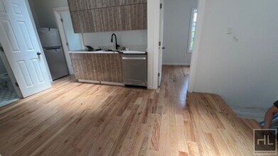 VERY BRIGHT AND COZY 4 BEDROOMS/2 FULL BAT in Brooklyn, NY - Building Photo - Building Photo