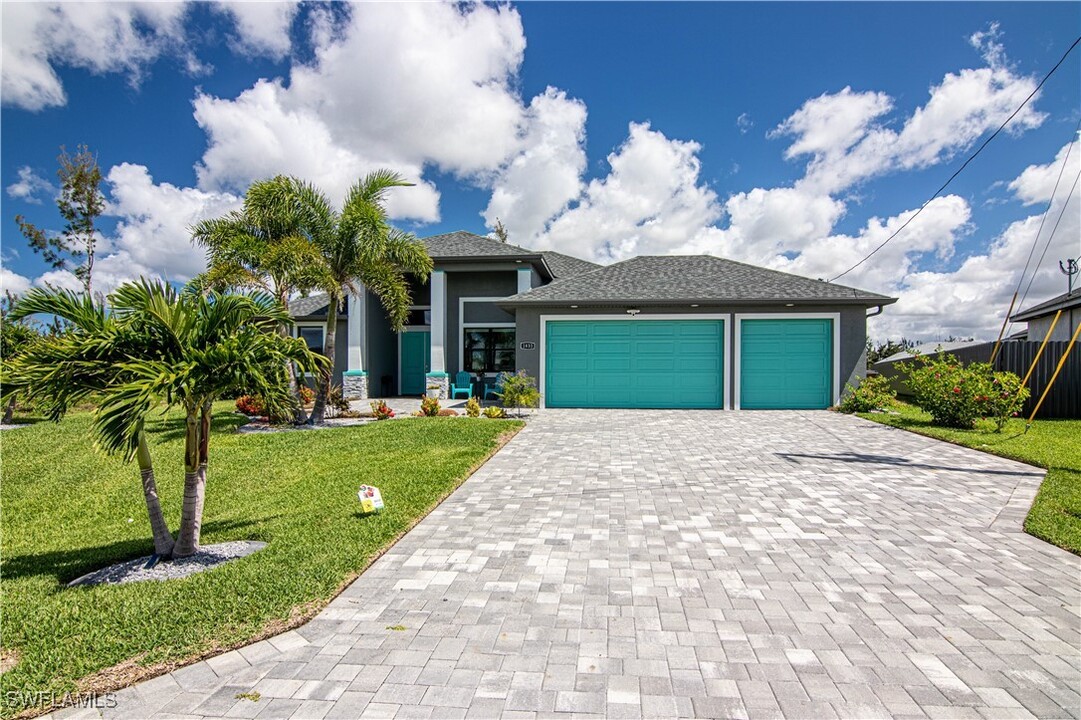 1833 SW 11th Terrace in Cape Coral, FL - Building Photo