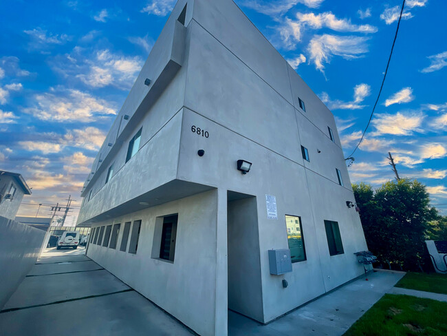 6810 Simpson Ave in North Hollywood, CA - Building Photo - Building Photo