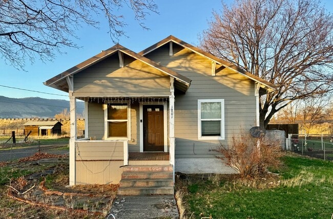 1801 Russell Ave in La Grande, OR - Building Photo - Building Photo