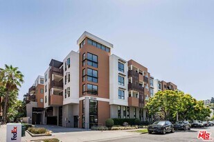 6030 S Seabluff Dr in Los Angeles, CA - Building Photo