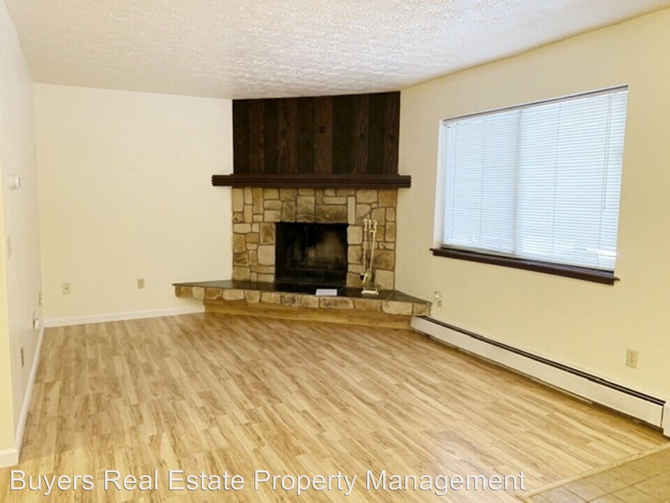 2104 Roosevelt Dr in Anchorage, AK - Building Photo
