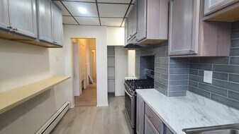 242 Bowers St, Unit 3 in Jersey City, NJ - Building Photo