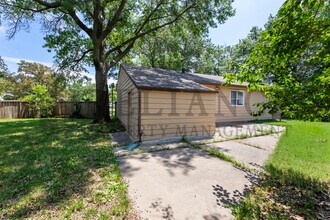 22 N Hawthorne St in Wichita, KS - Building Photo - Building Photo