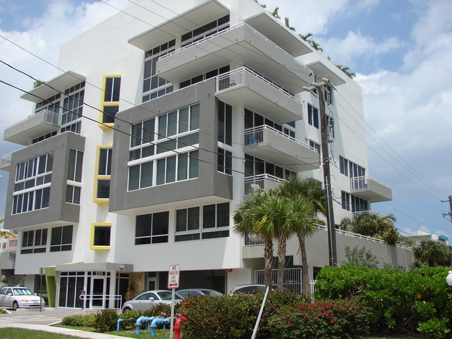 Bella Condos in Sunny Isles Beach, FL - Foto de edificio - Building Photo