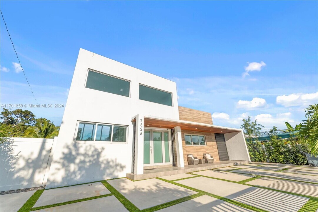 7525 Buccaneer Ave in North Bay Village, FL - Building Photo