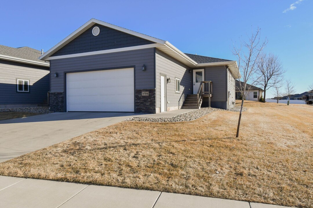 3704 S Outfield Cir in Sioux Falls, SD - Building Photo