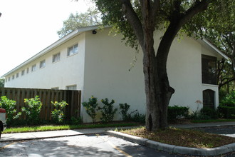 Oakwood Gardens in Sarasota, FL - Foto de edificio - Building Photo