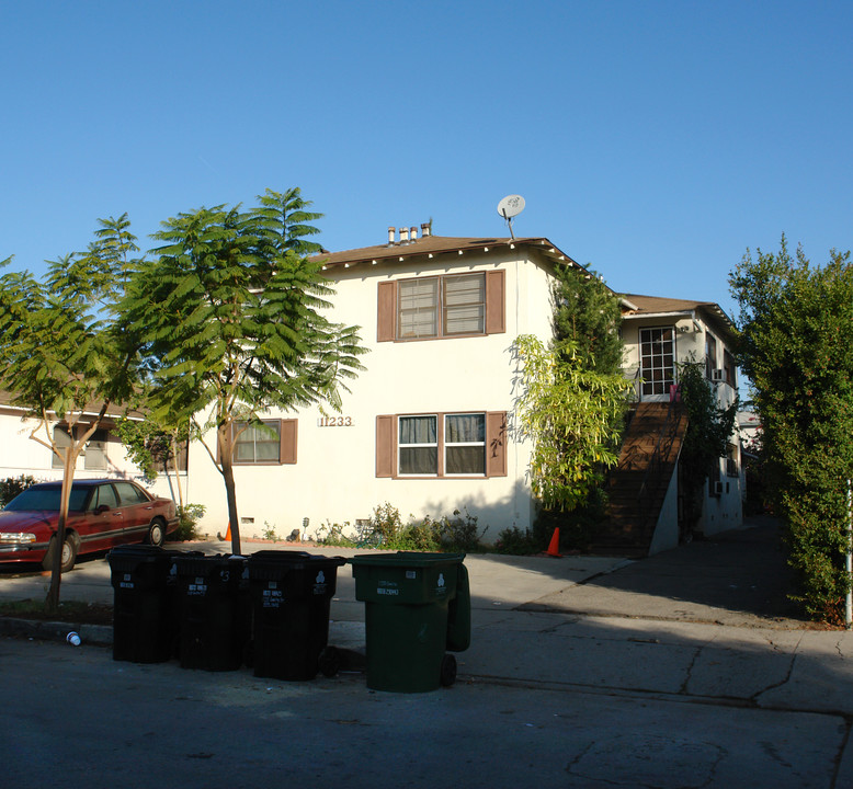 11233 Emelita St in North Hollywood, CA - Foto de edificio
