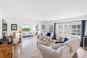 1750 Benjamin Franklin Dr in Sarasota, FL - Building Photo - Building Photo